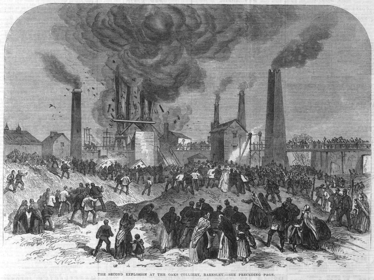 Schwarze Zeichnung einer Menge vor einer Fabrik mit Rauch aus Schornsteinen und Häusern im Hintergrund, betitelt "Die zweite Explosion im Oaks-Colliery, Bakersley, England."