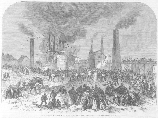 Schwarze Zeichnung einer Menge vor einer Fabrik mit Rauch aus Schornsteinen und Häusern im Hintergrund, betitelt "Die zweite Explosion im Oaks-Colliery, Bakersley, England."