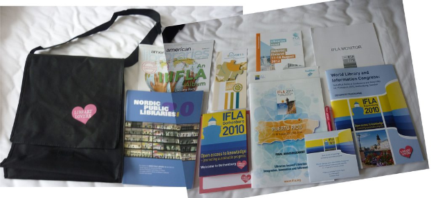 Eine Tasche mit der Aufschrift "Bibliotheksliebhaber" und einige Bücher auf einem Bett.