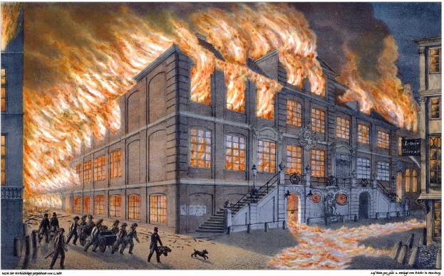 Großes Gebäude steht in Flammen mit Menschen drumherum, Fenstern, Treppe mit Geländer und Text unten.