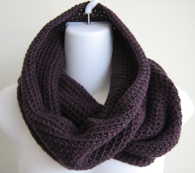 Ein Schal liegt ├╝ber einer Schaufensterpuppe.