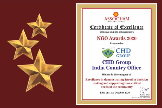 Auszeichnung für die NGO Awards 2020 mit drei Sternen links und rechts der Text 'Chd Group India Country Office' und einem Logo eines Schildes mit einem zentralen Stern, umgeben von einem Lorbeerkranz.