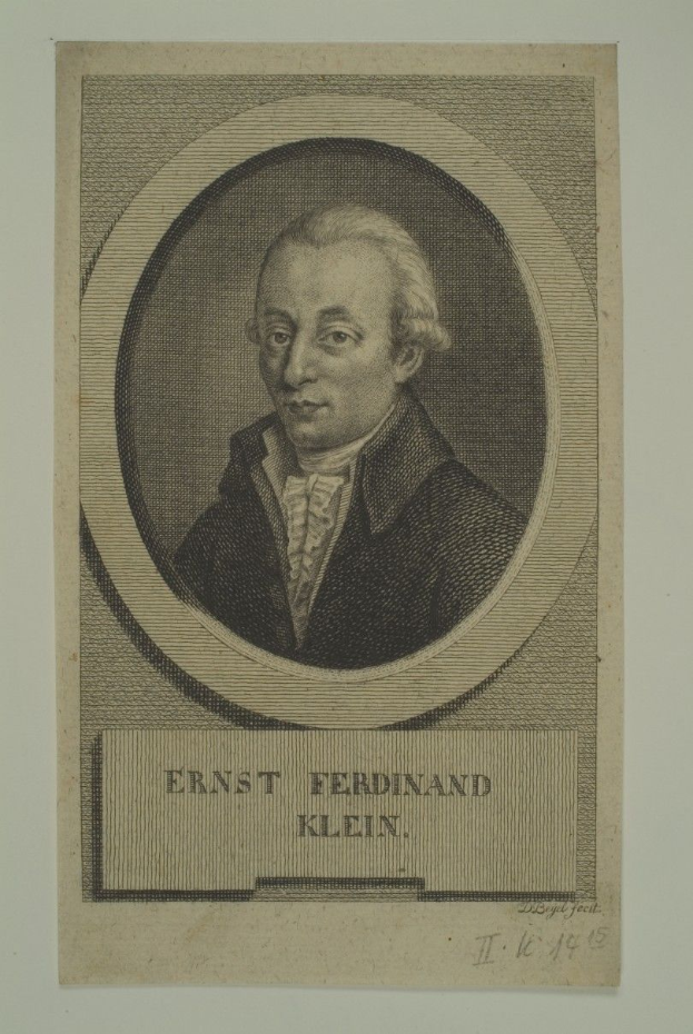 Porträt von Ernst Ferdinand Klein, einem deutschen Komponisten, der einen schwarzen Anzug und ein weißes Hemd trägt, mit einem ernsten Gesichtsausdruck und dunklem Haar, die Hände vor der Brust verschränkt, mit Text auf dem Papier darunter.
