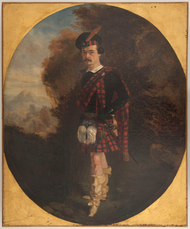 Ein Mann in traditioneller schottischer Kleidung, einschließlich eines roten und schwarzen Tartan-Kilts, weißem Hemd und schwarzem Gürtel, steht mit ernster Miene vor einer Kulisse aus Bäumen und Himmel.