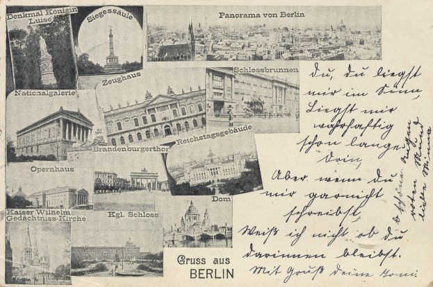Eine Vintage-Postkarte mit mehreren Bildern von Berlin, darunter Architektur, Vegetation und eine Statue, mit sichtbarer handgeschriebener Text.