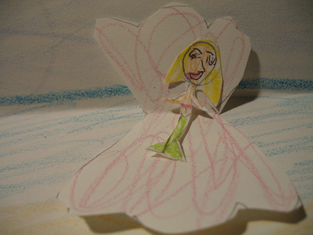 Papierkunstwerke und Skizzen, die auf einer Oberfläche angezeigt werden.