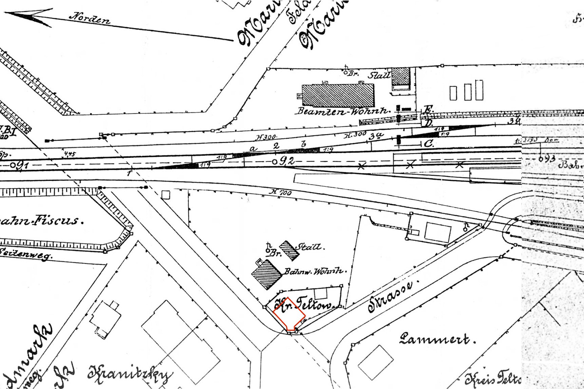 Schwarze und weiße Stadtkarte mit einer roten Linie, die den Standort eines geplanten Grundstücks markiert, einschließlich detaillierter Texte und numerischer Daten.