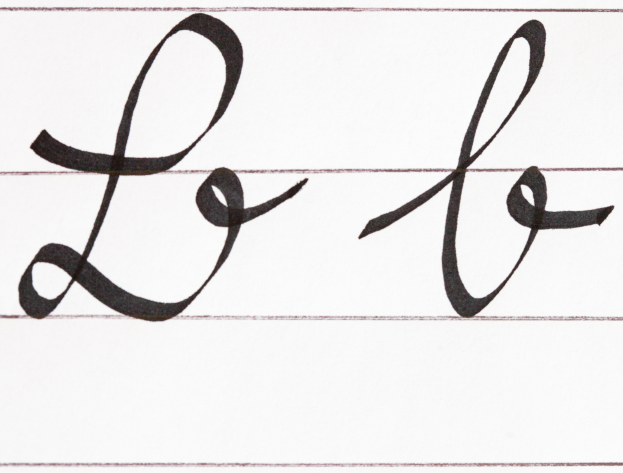 Ein Stück Papier mit dem Wort 'Liebe' in fetter schwarzer Schrift auf einem weißen Hintergrund.