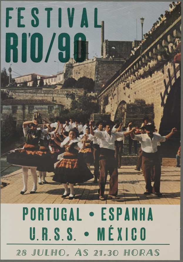 Festival Rio/90-Plakat mit tanzenden Menschen vor einer Stadtkulisse mit Gebäuden, Bäumen und einem klaren blauen Himmel sowie Text unten.