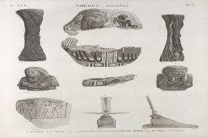 Ein Blatt, das verschiedene ägyptische Artefakte zeigt, darunter Skulpturen und Texte mit Hieroglyphen und Symbolen, sowie eine Beschreibung der Gegenstände.