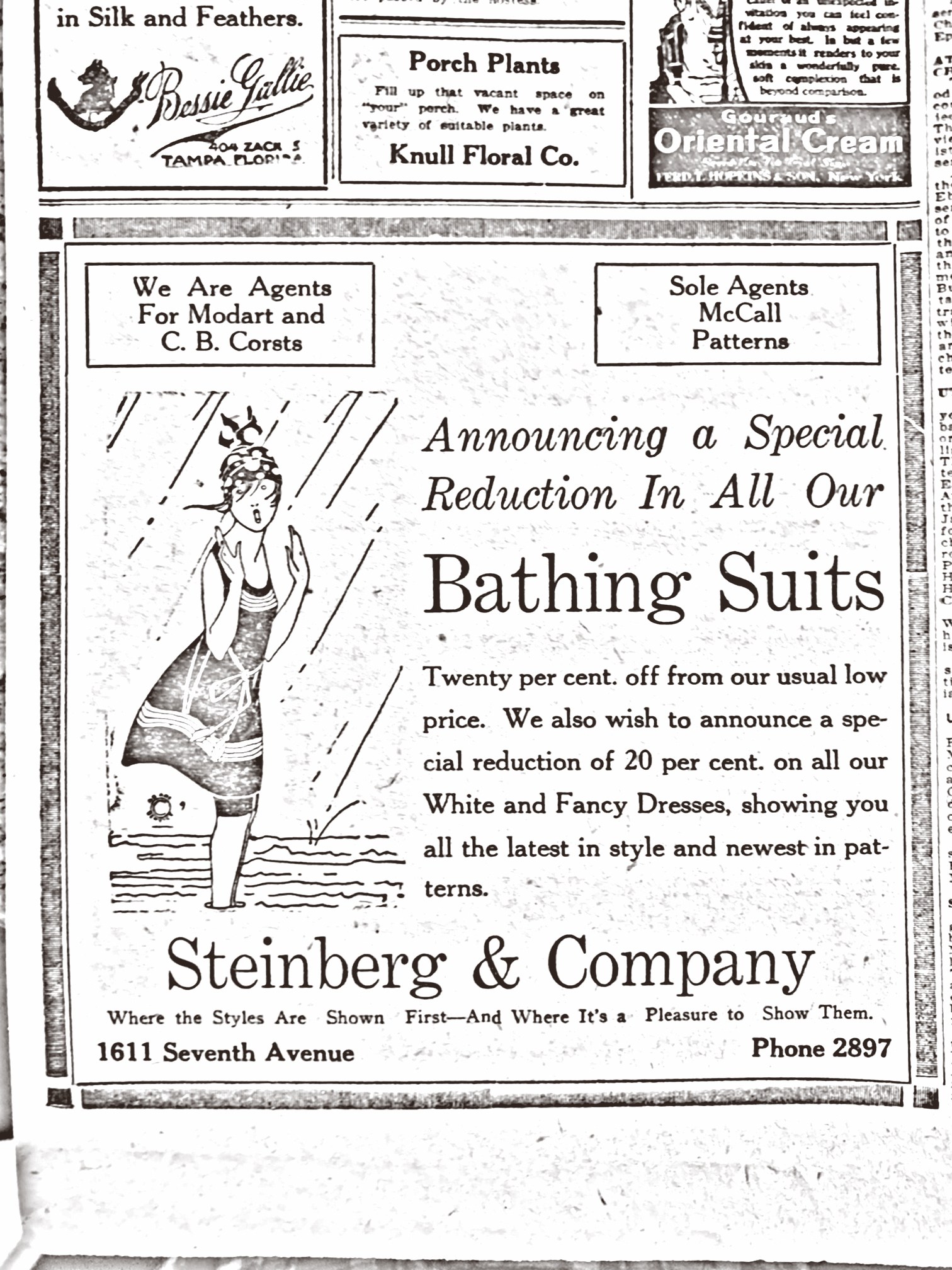 Eine Schwarz-Weiß-Anzeige für Badeanzüge von Steinberg & Company mit einer Frau in einem weißen hochgeschlossenen, langärmeligen Kleid mit einem Dutt, geschlossenen Augen und einem friedlichen Gesichtsausdruck, umgeben von Text.