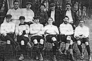 Schwarze und weiße Mannschaftsfoto des West Bromwich Albion Football Club aus dem Jahr 1918, mit einigen Spielern sitzend und anderen stehend, Bäume im Hintergrund.