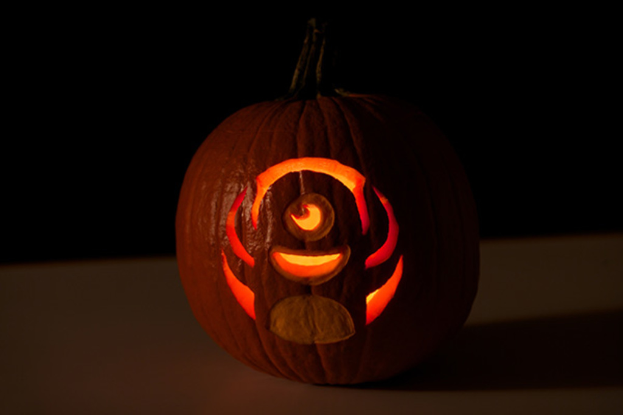 Ein einzelner Kürbis ist vor einem einfarbigen Hintergrund zu sehen.