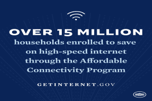 Ein Plakat, das das Affordable Connectivity Program bewirbt und "Über 15 Millionen Haushalte angemeldet, um bei High-Speed-Internet zu sparen" sowie ein entsprechendes Logo zeigt.