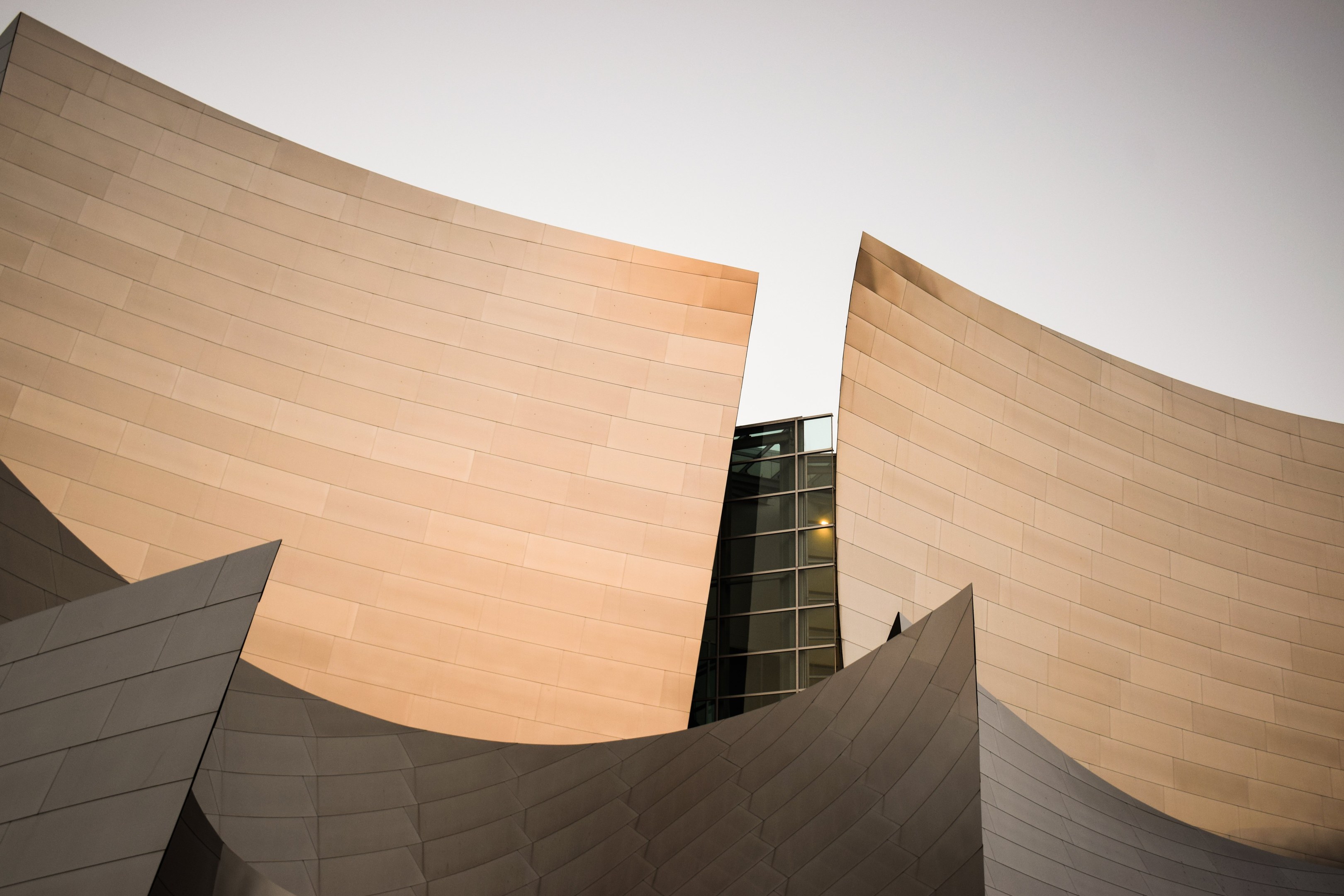 Moderner Konzerthalle in Los Angeles mit Glasfenstern und einem klaren blauen Himmel.