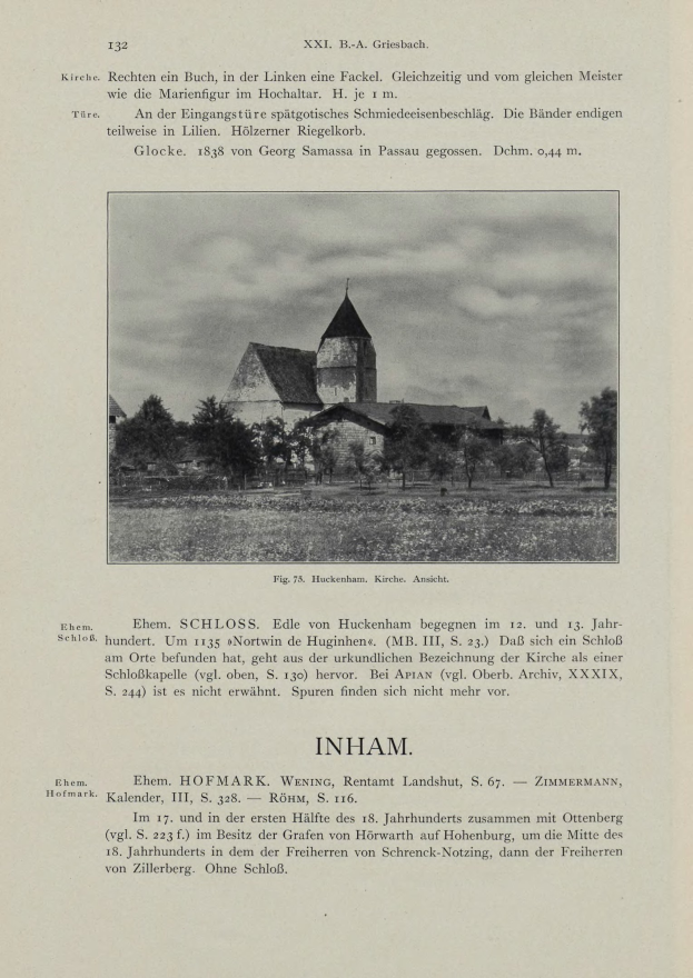 Altes Buch mit Text und einer Illustration einer Kirche in einerwaldigen, bewölkten Umgebung.