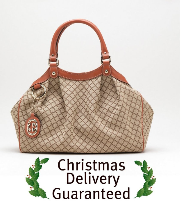 Eine Schokoladen- und Weiße Tasche wird auf einem weißen Boden mit dem Text 'Weihnachtslieferung garantiert' davor platziert.