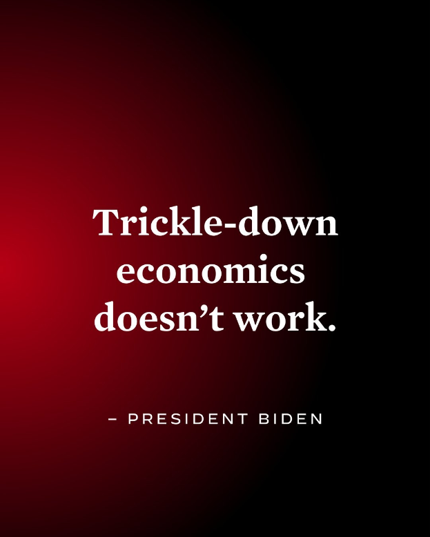 Plakat mit fettem schwarzem Text "Trickle-Down Economics Doesn't Work" auf weißem Hintergrund, eingerahmt von einem schmalen schwarzen Rand, mit einem Zitat von Präsident Biden.