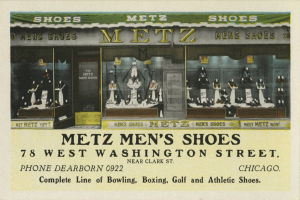 Schwarz-weiß-Postkarte eines Ladens mit der Aufschrift 'Metz Men's Shoes' und Schaufensterpuppen sowie Text an den Wänden.