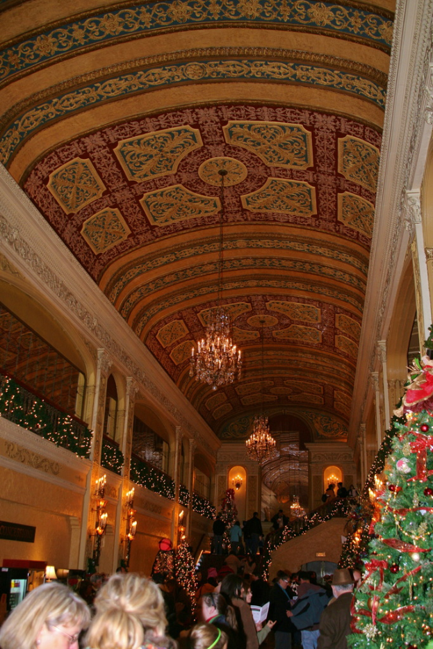 Eine Gruppe von Menschen steht zwischen Pflanzen mit Lampen an der Decke.