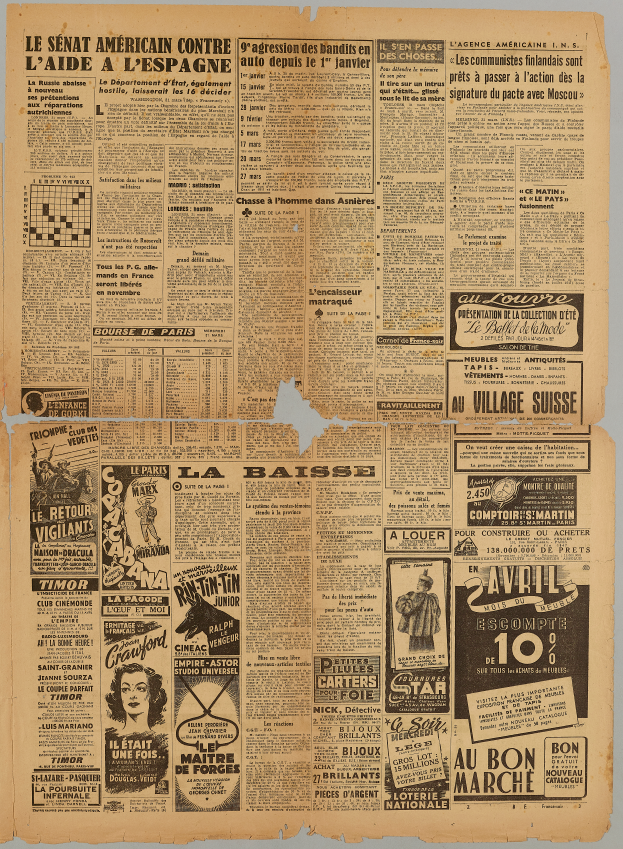 Eine vergilbte, alte Zeitung mit verblassten Fotos und unscharfem Text.