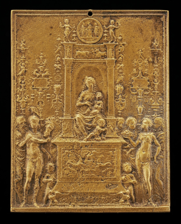 Goldene Plakette mit detaillierter Skulptur einer Frau in einem langen Kleid und eines Mannes in Anzug und Krawatte auf schwarzem Hintergrund, in Gold gerahmt.
