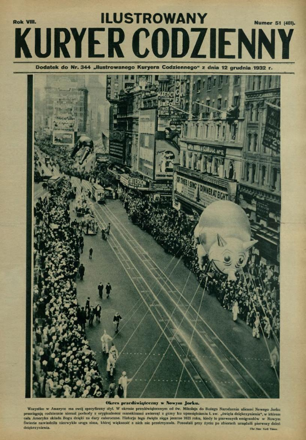Eine alte Zeitung mit einer großen Menge von Menschen, Gebäuden, Fahrzeugen und einem Schweineballon, mit der Überschrift "Kuryer Codzieny - Weltkriegsbombe".