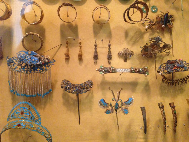 Ein paar Schmuckstücke sind an einer Wand angebracht.