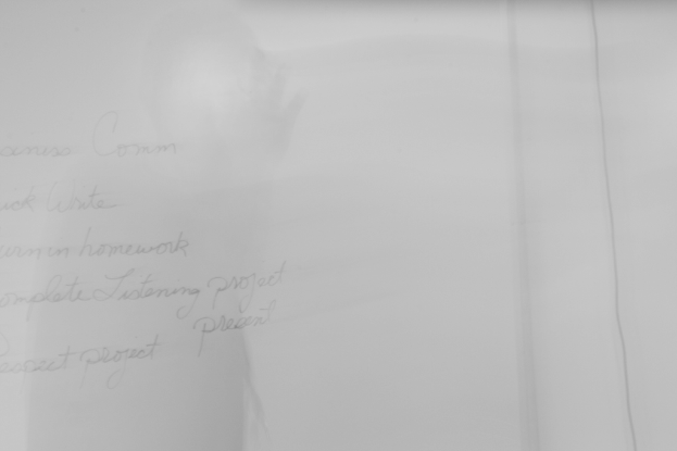 Ein Stück Papier mit einer Schrift darauf.