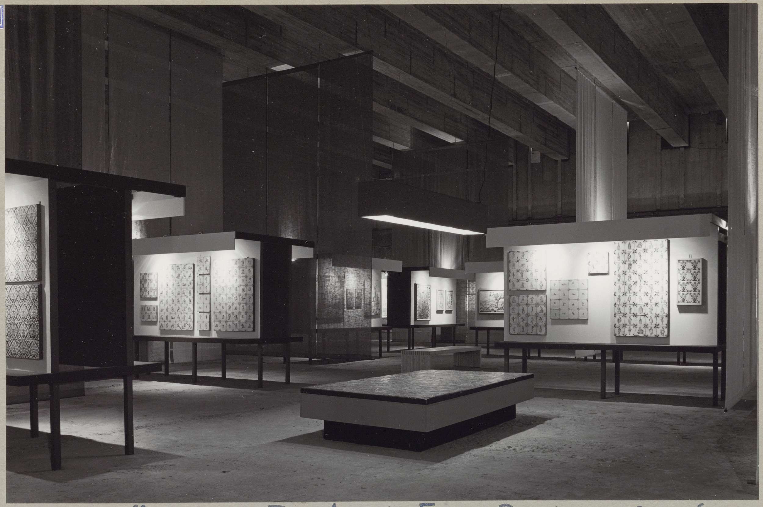 Schwarz-weiß-Foto eines Museums mit zahlreichen Tischen, Stühlen und gerahmten Kunstwerken an den Wänden, beschriftet mit "Museum of Fine Arts, San Francisco" unten.