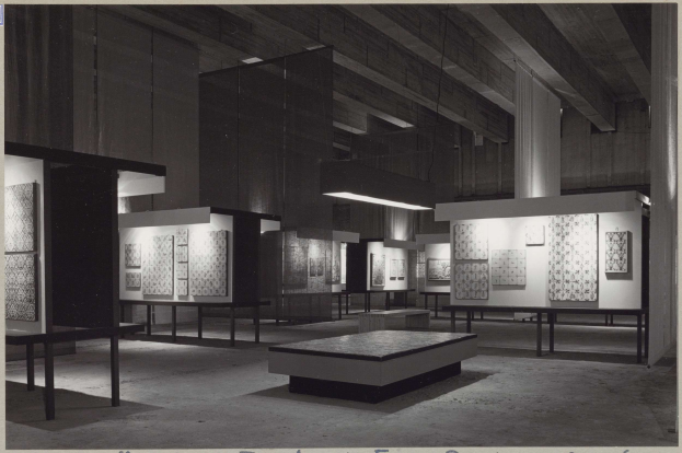 Schwarz-weiß-Foto eines Museums mit zahlreichen Tischen, Stühlen und gerahmten Kunstwerken an den Wänden, beschriftet mit "Museum of Fine Arts, San Francisco" unten.