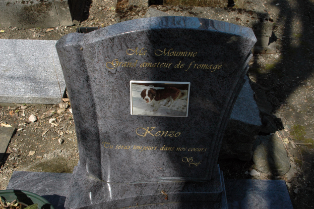 Ein Friedhof mit Text darauf