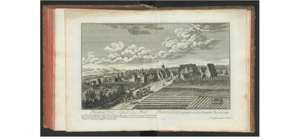 Ein offenes Buch mit dem Titel "Landschaft des Rheinlands" aus dem Jahr 1805, das eine Zeichnung eines Dorfes zeigt, umgeben von Häusern, Bäumen, Hügeln und Wolken am Himmel.