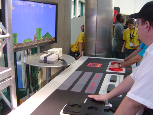 Ein Mann neben einem Fernsehbildschirm