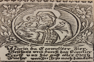 Gravur einer Frau, die ein Baby hält und dabei einen sanften Gesichtsausdruck hat, während das Baby mit einem zufriedenen Lächeln nach oben schaut.