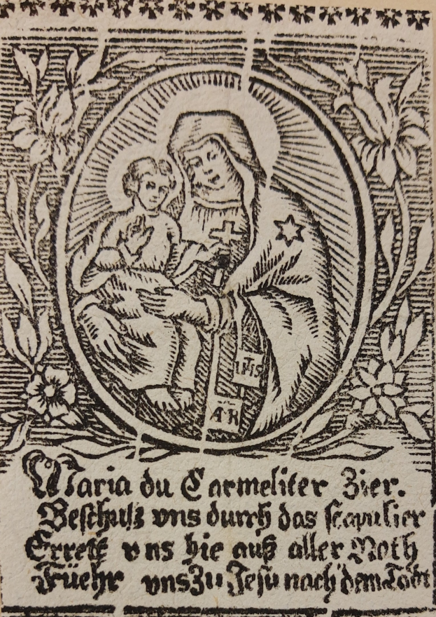 Gravur einer Frau, die ein Baby hält und dabei einen sanften Gesichtsausdruck hat, während das Baby mit einem zufriedenen Lächeln nach oben schaut.