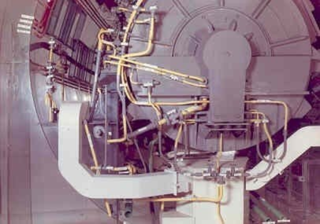 Großes industrielles Accelerator-Gerät mit mehreren verbundenen Komponenten in einem Gebäude.