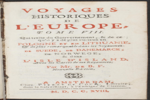 Ein aufgeschlagenes altes Buch mit dem Titel "Voyages Historiques de l'Europe, Tome VIII" und einem dekorativen Rand sowie klassischer Schriftart auf der Seite.