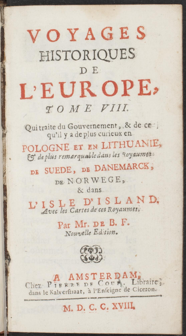 Ein aufgeschlagenes altes Buch mit dem Titel "Voyages Historiques de l'Europe, Tome VIII" und einem dekorativen Rand sowie klassischer Schriftart auf der Seite.