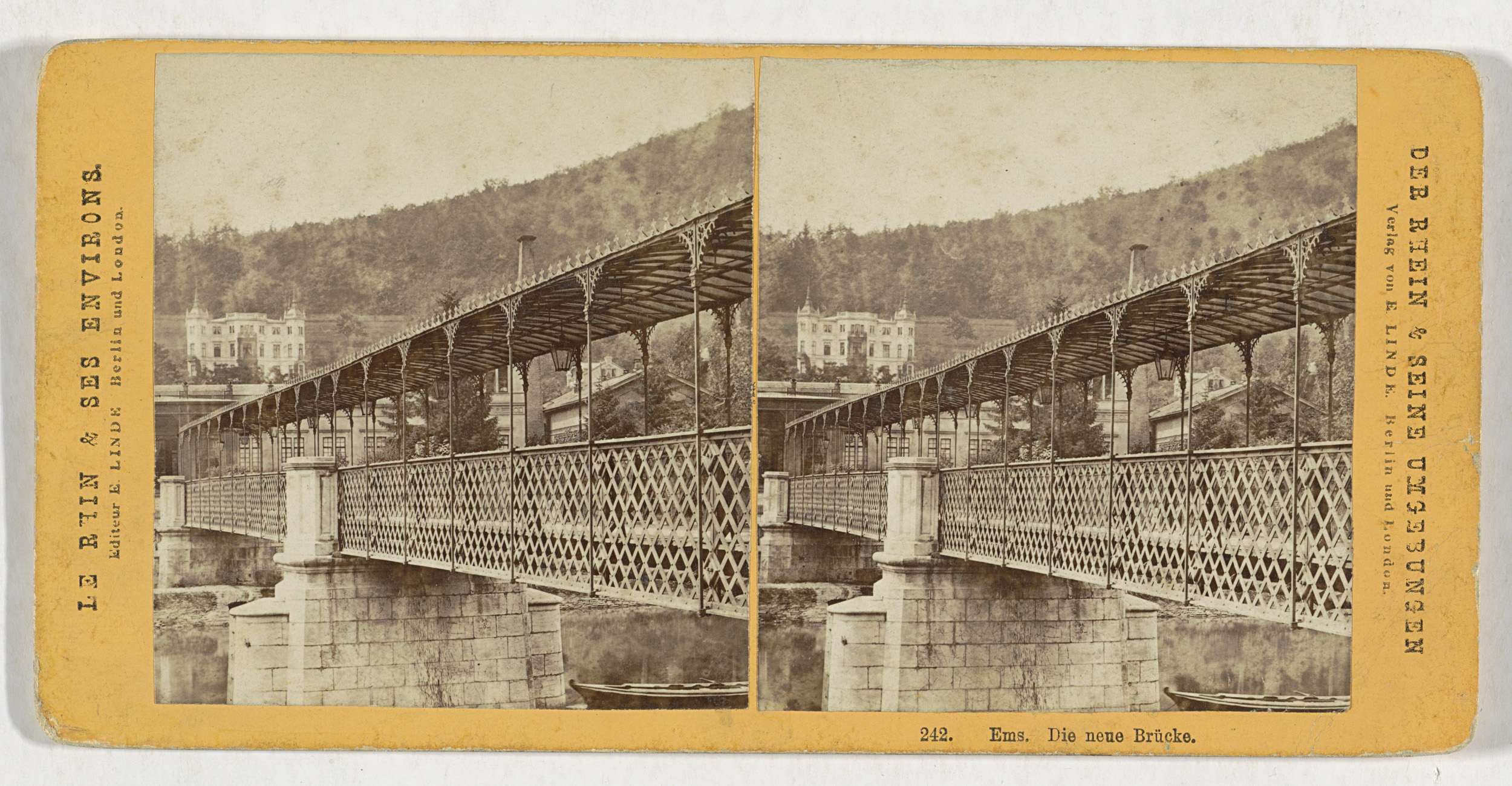 Schwarz-weiß-Foto einer Brücke über einen Fluss in Leipzig, Deutschland, mit Gebäuden, Bäumen und einem Hügel im Hintergrund.