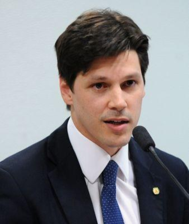 Ein Mann im Anzug und Krawatte spricht vor einer Wand in ein Mikrofon, wahrscheinlich spricht er die Genehmigung eines Gesetzes zur Internet-Sperre durch die Regierung an.