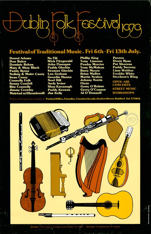 Plakat für das Dublin Folk Festival 1975 mit musikalischen Instrumenten wie Gitarre, Harfe, Flöte und Schlagzeug sowie Text mit Festivaldetails.