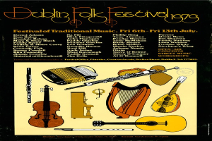 Plakat für das Dublin Folk Festival 1975 mit musikalischen Instrumenten wie Gitarre, Harfe, Flöte und Schlagzeug sowie Text mit Festivaldetails.