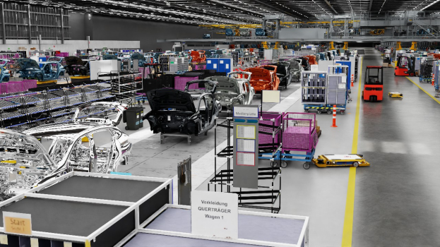 Ein großer Fabrikinnenraum mit zahlreichen Autos auf der Flässe, Metallobjekte auf beiden Seiten, einige Fahrzeuge auf dem Boden, eine Wand im Hintergrund und Deckenleuchten, wahrscheinlich ein Volkswagen-Werk in Deutschland.
