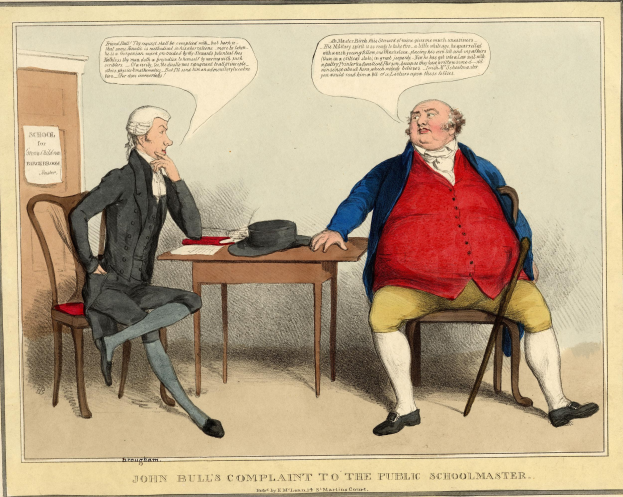 Zwei Personen sitzen sich gegenüber an einem Tisch mit einem Hut und Papieren, während eine Tür und ein wandmontiertes Papier im Hintergrund zu sehen sind.