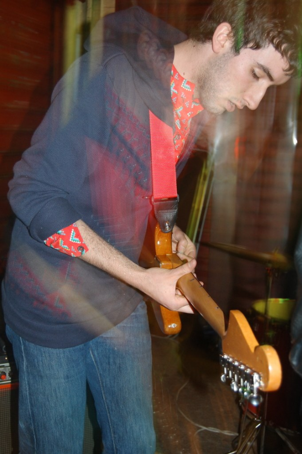 Ein Mann spielt eine Akustikgitarre.