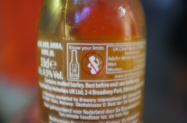 Eine Flasche mit Text darauf, positioniert in der Mitte des Bildes.