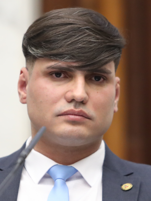 Abgeordneter Devin Nunes, der in einem Anzug und mit Krawatte vor einem Mikrofon steht, mit einem unscharfen Hintergrund.