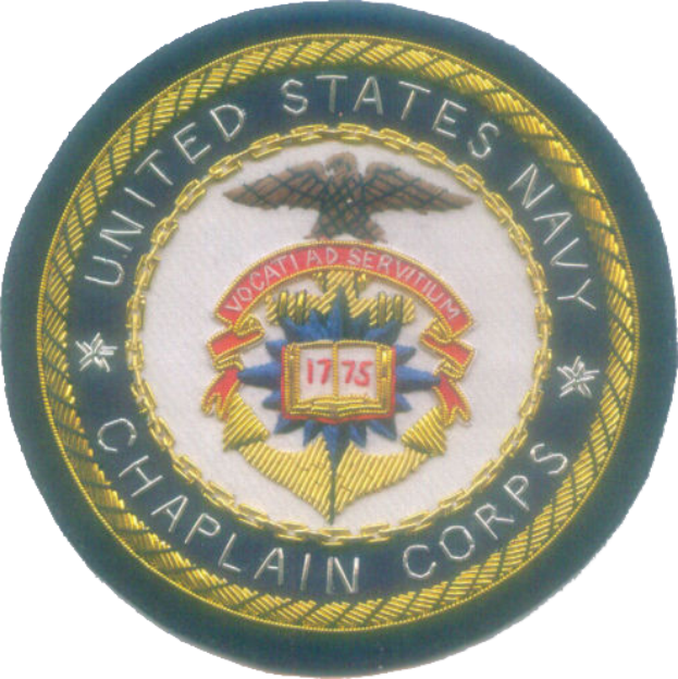 Ein rundes Abzeichen mit einem blauen Hintergrund und einem weißen Rand, auf dem der weiße Text 'United States Navy Chaplain Corps' in der Mitte steht.
