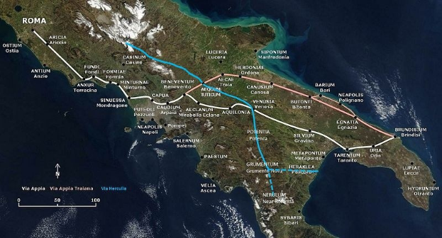 Eine Karte von Italien mit einer blauen Linie, die eine Zugroute von und zurück nach Rom darstellt, mit beschrifteten Städten und Ortschaften entlang des Weges.